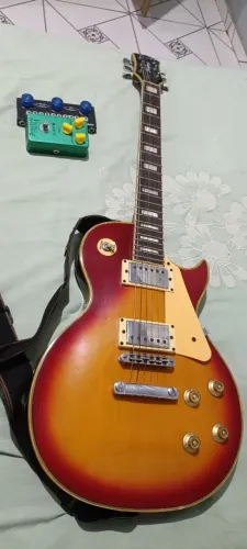 Guitarra les Paul com pedaleiras. 