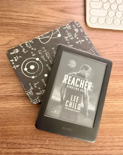 Kindle 10ª Geração 8GB com Luz Embutida + Cabo USB (Estado de Novo)