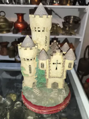 Luminária antiga em formato de castelo para restauração