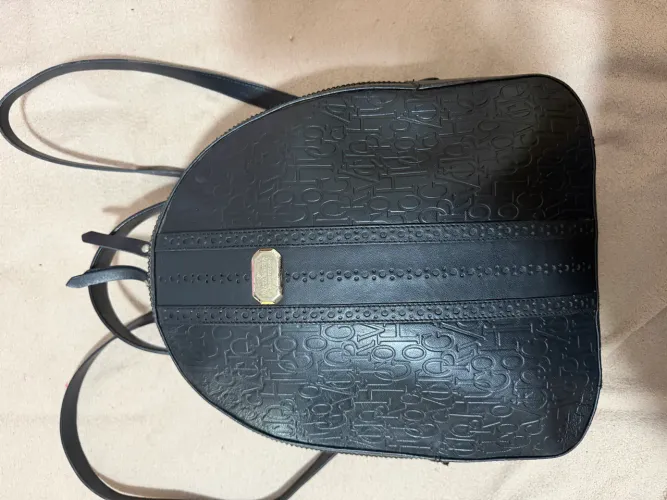 Mochila em couro legítimo, pouco uso. Excelente estado de conservação.