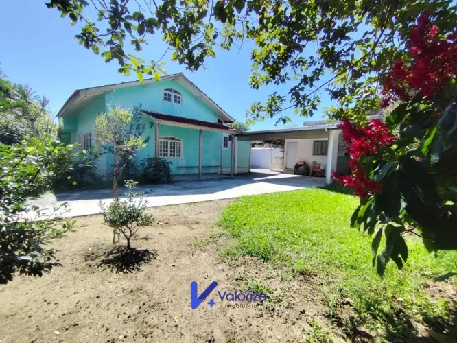 Casa a venda na praia com amplo terreno