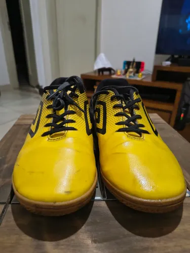 CHUTEIRA UMBRO GAME AMARELA TAMANHO 39/40
