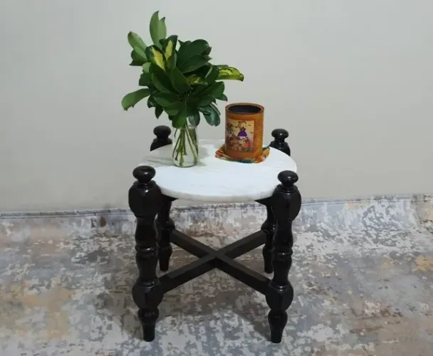 Mesa de canto com pés torneados e tampo em mármore. 
