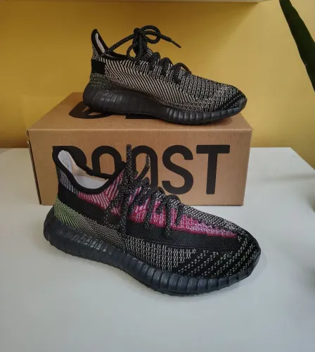 Tênis Yeezy boost 350 yecheil