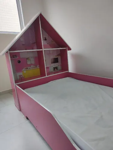 Cama Infantil com proteção lateral e Pink