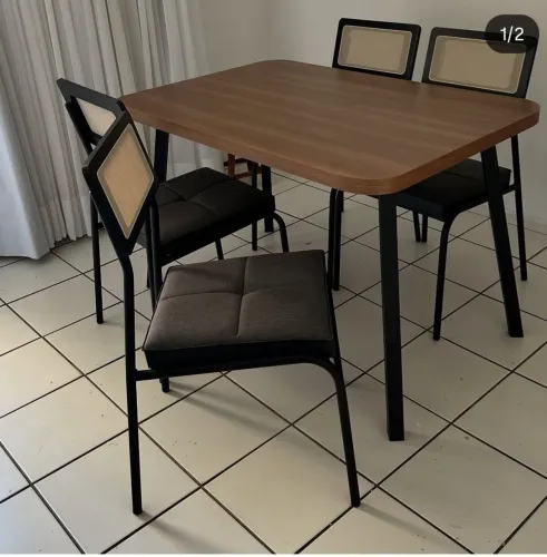 Mesa de Jantar Estilo Industrial com 4 Cadeiras (Palhinha e Estofado Cinza) - Lindo Estado