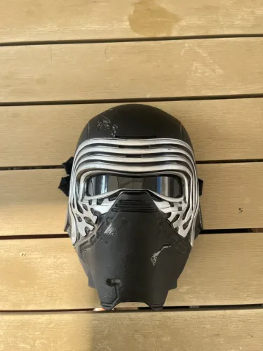 capacete eletrônico Kylo Ren da linha Black Series da Hasbro