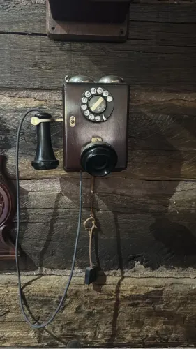 Telefone rotary de parede vintage com caixa de madeira e sinos de metal 