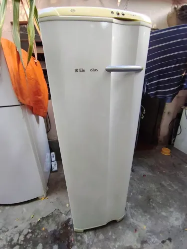 Freezer vertical 207 litros e 7 gavetas.