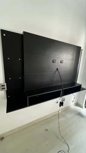 Painel com Suporte TV até 60" e Prateleiras Vidro Nairóbi Multimóveis - Preto