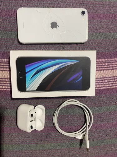 iPhone SE + AirPods 3