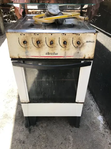 Vendo fogão com marcas de uso mais tudo está funcionando perfeitamente  