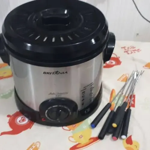 Esta é uma Multi Fritadeira Britânia 2 em 1