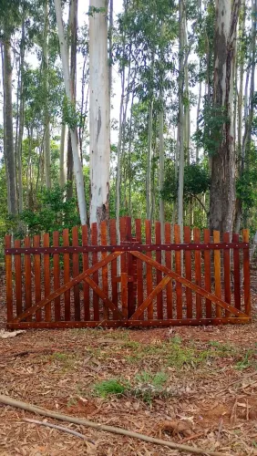 Portão eucalipto vermelho