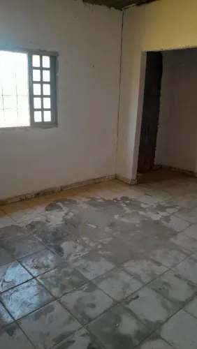 Aluga casa dos fundos