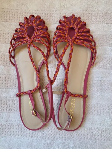 Sandália rasteira Arezzo colorida (rosa e laranja), número 38 