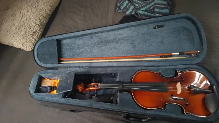 Vende-se violino novo