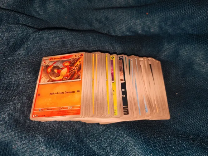 Lote com 100 cartas de POKEMON TCG