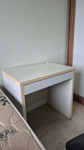 Mesa Escrivaninha Branca com Gaveta - Compacta e Funcional