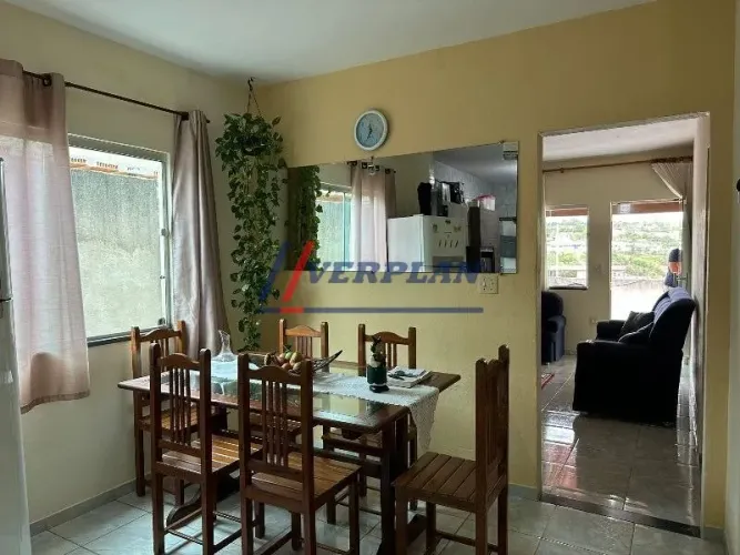 Casa com telhado e varanda no entorno da casa com telhado colonial, 3 Qtos, 1 suíte, 6 Vag