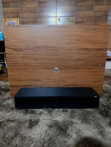 Painel para TV com Rack Suspenso Preto e Madeira - Estilo Rústico/Moderno