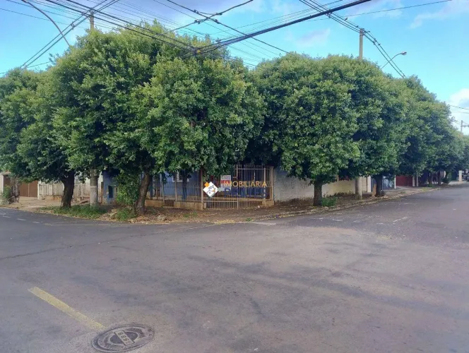 Oportunidade!!! Casa comercial de esquina com 2 salões comerciais, ótima pra galeria, barr
