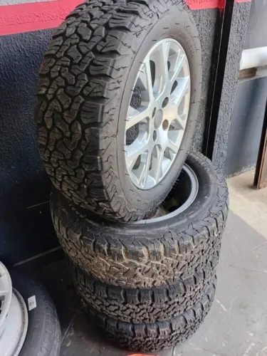 Jogo de roda com pneu Volkswagen Saveiro cross aro 15 ( 1 pneu rasgado )
