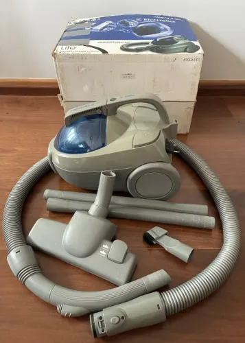 Aspirador de Pó sem Saco Electrolux 1400W Lite com Filtro HEPA cinza (LIT31) 127V