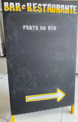 Quadro negro ideal para avisos e prato do dia