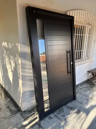 Porta pivotante de alumínio