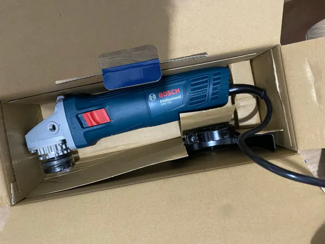 Lixadeira Esmeriladeira Bosch, 710W de potência 127Volts.