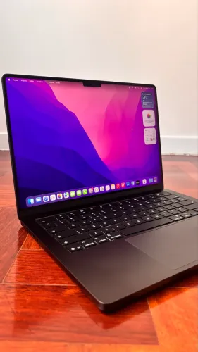 Macbook Pro Apple M5 Pro Chip Com 15 Núcleos Cpu E 16 Núcleos Gpu 24GB 1TB SSD - Preto