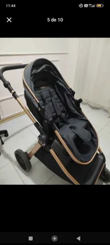 Carrinho de bebe com bebê conforto.