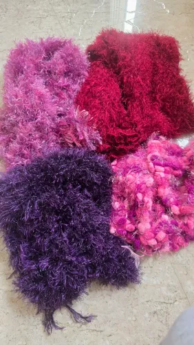 Kit com 4 cachecóis femininos felpudos<br>Cores: rosa mesclado, vinho, rosa/fúcsia e roxo