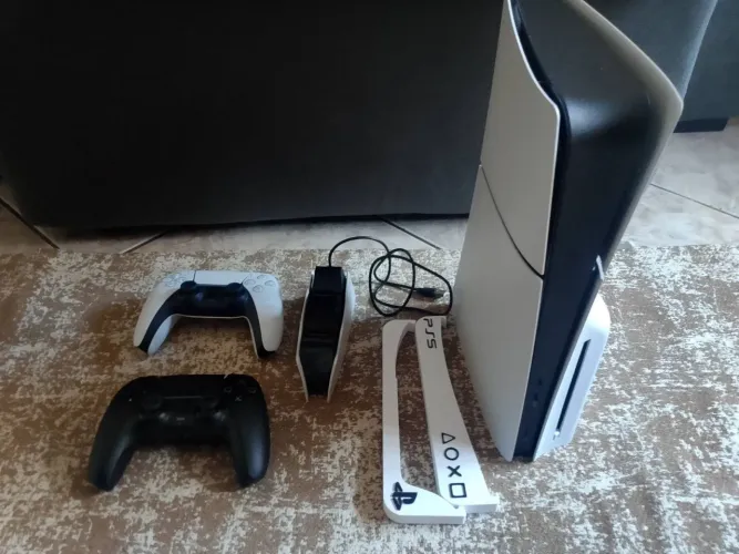 PS5 MIDIA FISICA, DOIS CONTROLES, BASE DE CARREGAMENTO E SUPORTE. 3 MESES DE USO