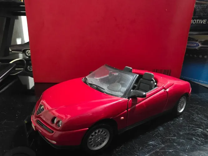 Miniatura 1:18 Alfa Romeu Spider 156 Maisto
