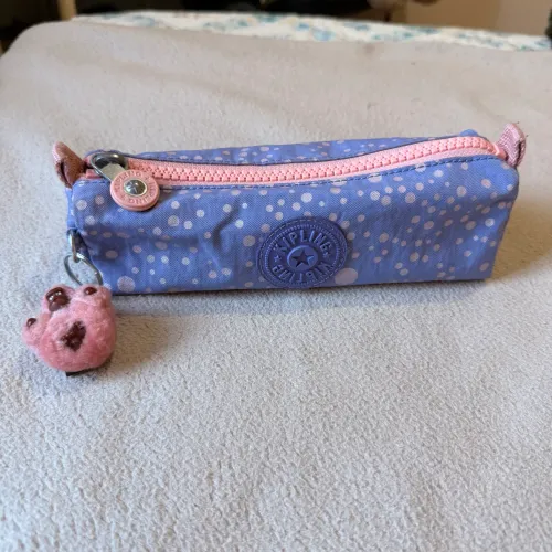 Estojo Kipling freedom lilás com rosa 