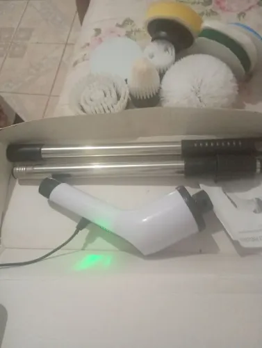 Vendo Escova de limpeza 25W, recarregável nova.