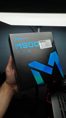 Delux M900 Pro com base de Carregamento com 8k de pollient 