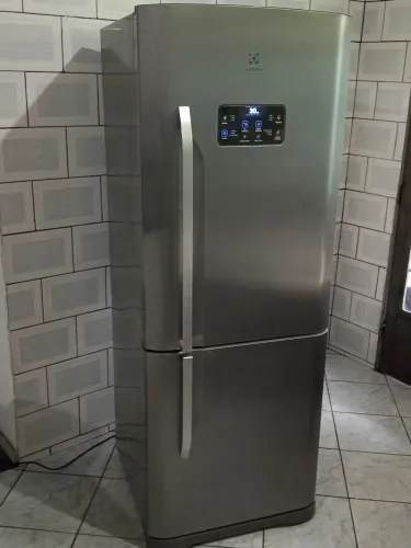 Refrigerador Electrolux frost free com freezer inverter em inox escovado semi nova .