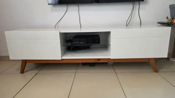 Rack para TV Retrô Branco com Pés de Madeira Maciça e Gavetas
