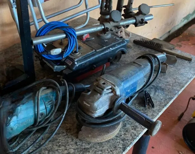 MATERIAIS DE SOLDA: 1 maquina mig, 1 máquina 320, 1 máquina serralheiro, 2 lixadeira