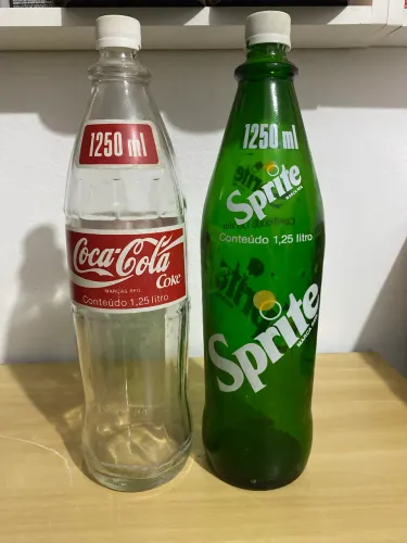 Garrafas vazias de refrigerante coca cola e sprite antigas de coleção