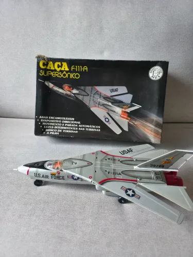 MINIATURA CAÇA SUPERSÔNICO F-111 A EM LATA - BRINQUEDOS REI