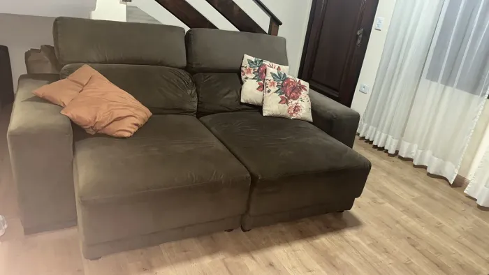 Sofá retrátil 4 lugares com cabeceira reclinável, tecido em suede Marrom
