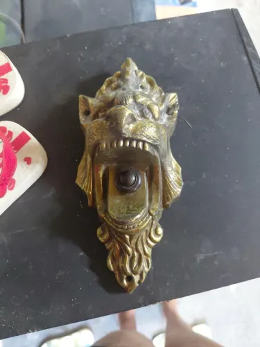 Vendo campainha de porta em metal, modelo ornamental com cabeça de dragão.