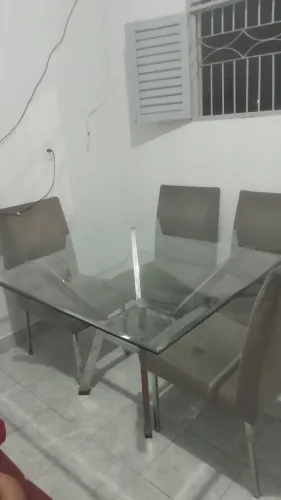 Vendo mesa com 4 cadeiras base em inox e tampo de vidro