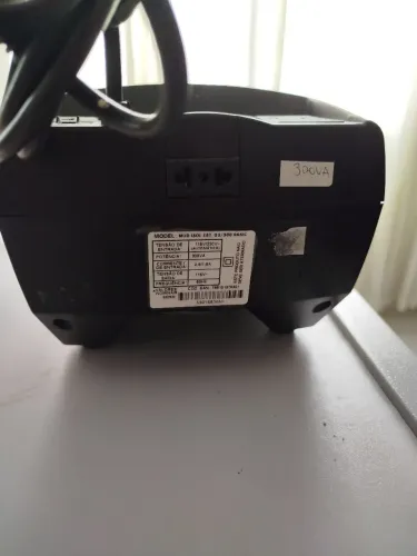 Estabilizador isolador Microsol de 300VA. Ent: 220V e saísa: 110V