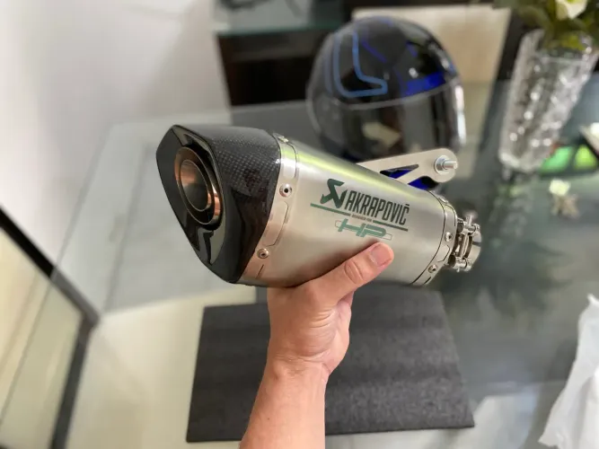 PONTEIRA ABAFADOR AKRAPOVIC HP BMW