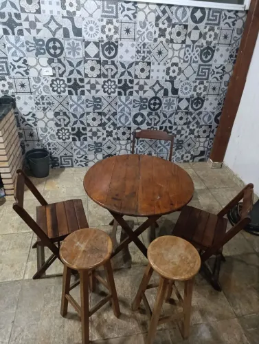 Mesa redonda de madeira com 3 cadeiras e duas banquetas R$ 480,00